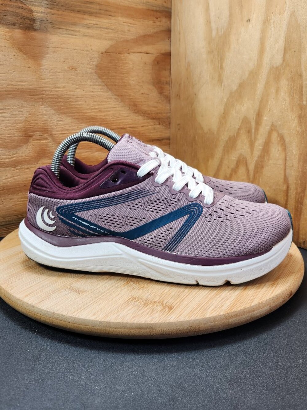 Topo Magnifly 4 Womens Running Shoes Sneakers Size 9